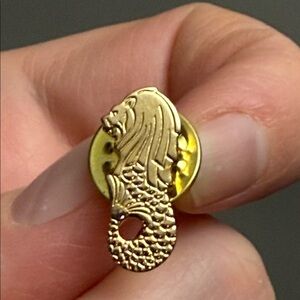 Gold-Tone Lion Lapel Pin Singapore Merlion Lapel Broach MERMAID LION PIN
